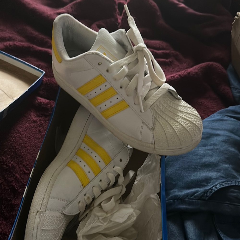 Yellow and white shell toe adidas. Slightly worn. In great condition
